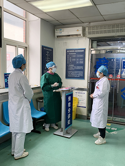 我们在行动特殊岗位排查兵记护理金花盛开在急诊预检分诊处